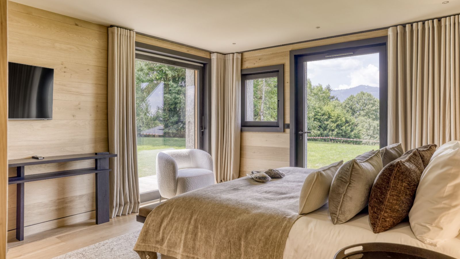 Luxury-Ski-Megeve-Chalet Oliver-Oxford-Ski-Company-bedroom (8).jpg