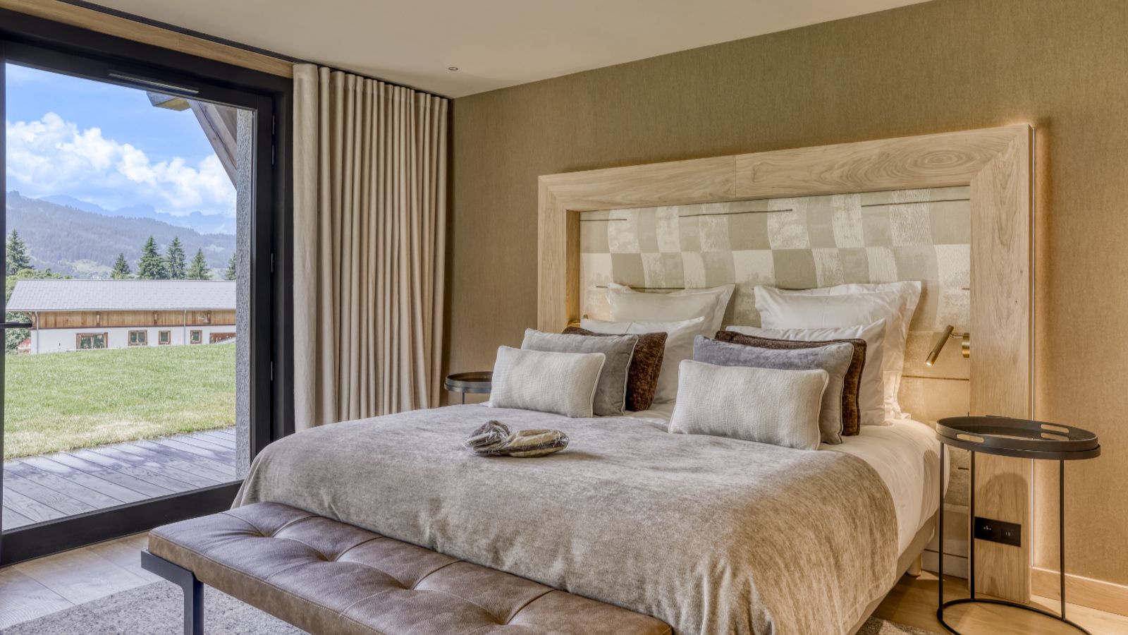 Luxury-Ski-Megeve-Chalet Oliver-Oxford-Ski-Company-Bedroom (9).jpg