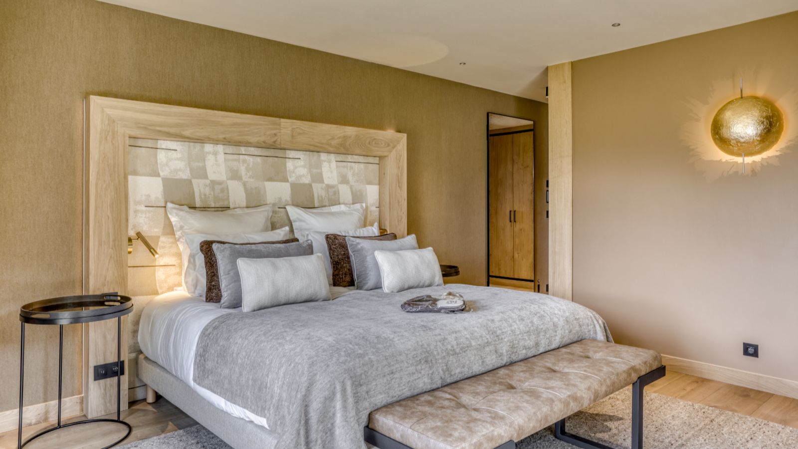 Luxury-Ski-Megeve-Chalet Oliver-Oxford-Ski-Company-Bedroom (10).jpg