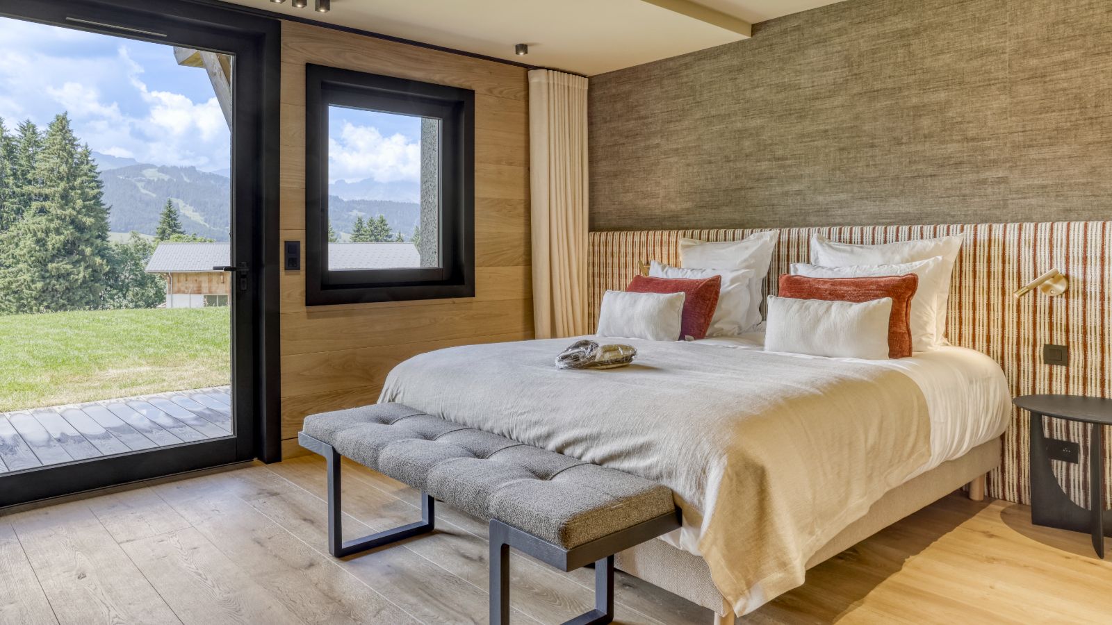 Luxury-Ski-Megeve-Chalet Oliver-Oxford-Ski-Company-Bedroom (11).jpg
