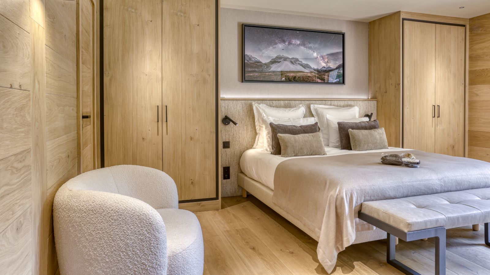 Luxury-Ski-Megeve-Chalet Oliver-Oxford-Ski-Company-Bedroom (12).jpg