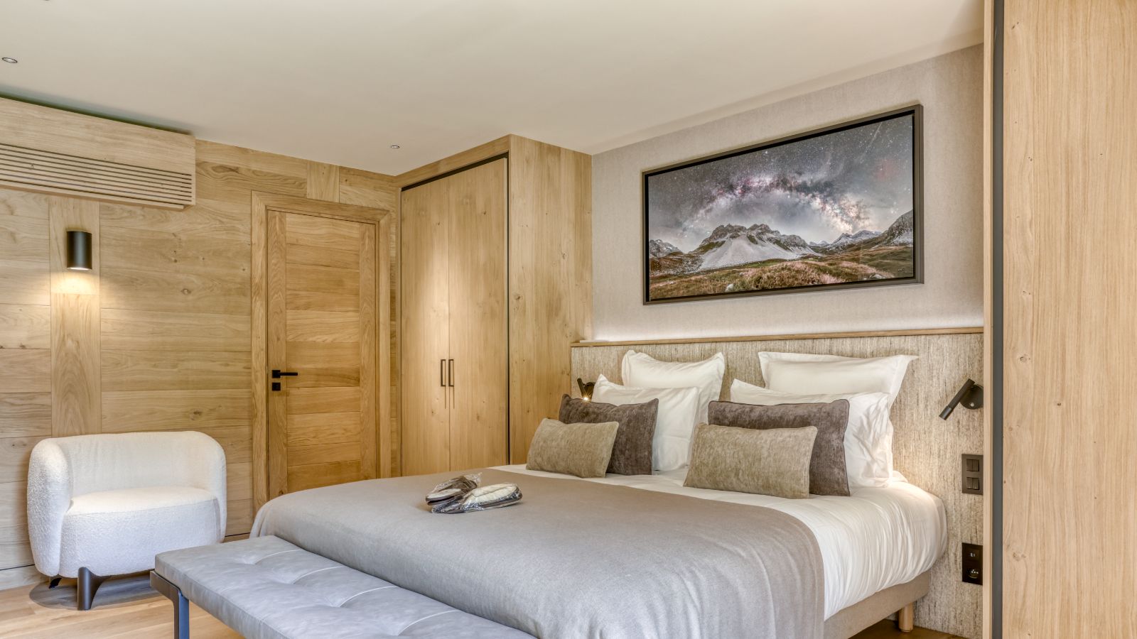 Luxury-Ski-Megeve-Chalet Oliver-Oxford-Ski-Company-Bedroom (13).jpg