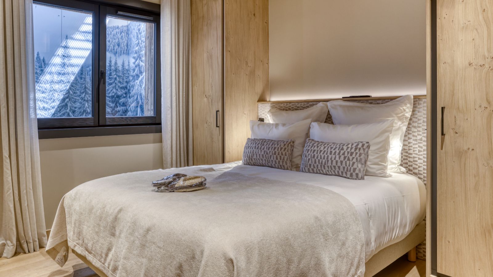 Luxury-Ski-Megeve-Chalet Oliver-Oxford-Ski-Company-Bedroom.jpg