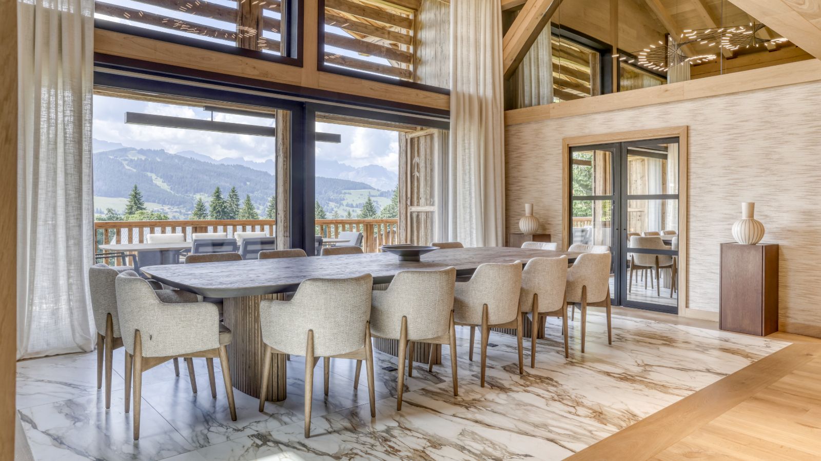 Luxury-Ski-Megeve-Chalet Oliver-Oxford-Ski-Company-dining (2).jpg