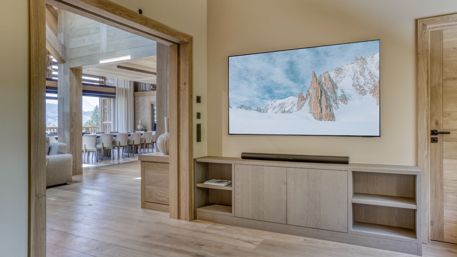 Luxury-Ski-Megeve-Chalet Oliver-Oxford-Ski-Company-Dining (3).jpg