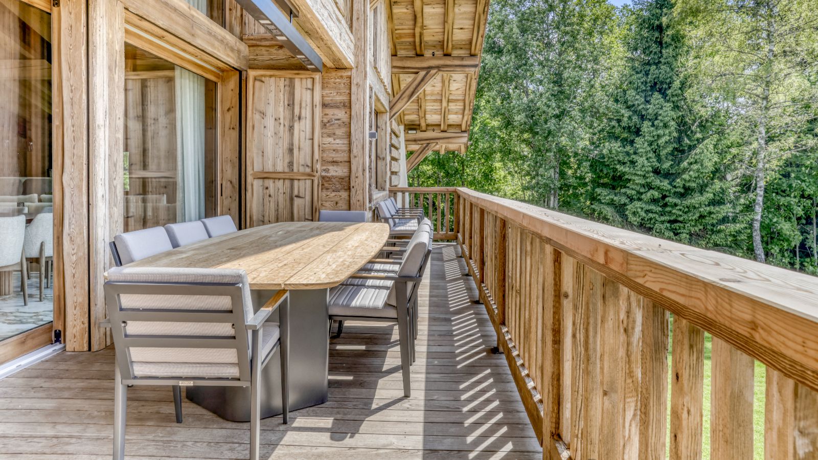 Luxury-Ski-Megeve-Chalet Oliver-Oxford-Ski-Company-Outside-dining.jpg