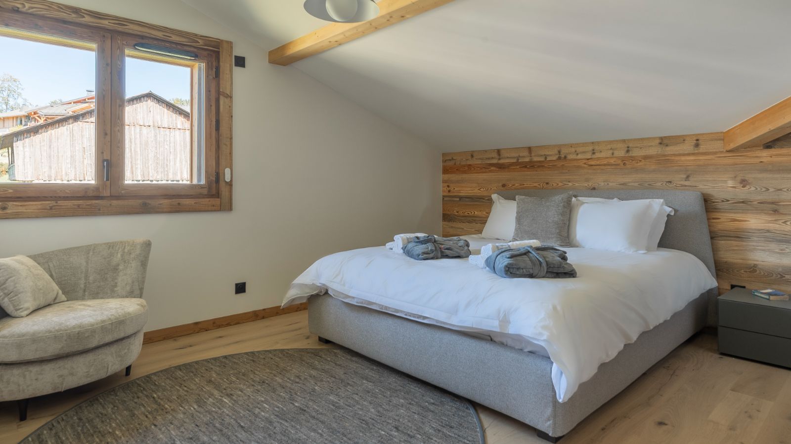 Luxury-Ski-Chalet-Les-Gets-Chalet-Magnolia-Oxford-Ski-Bedoom (18).jpg