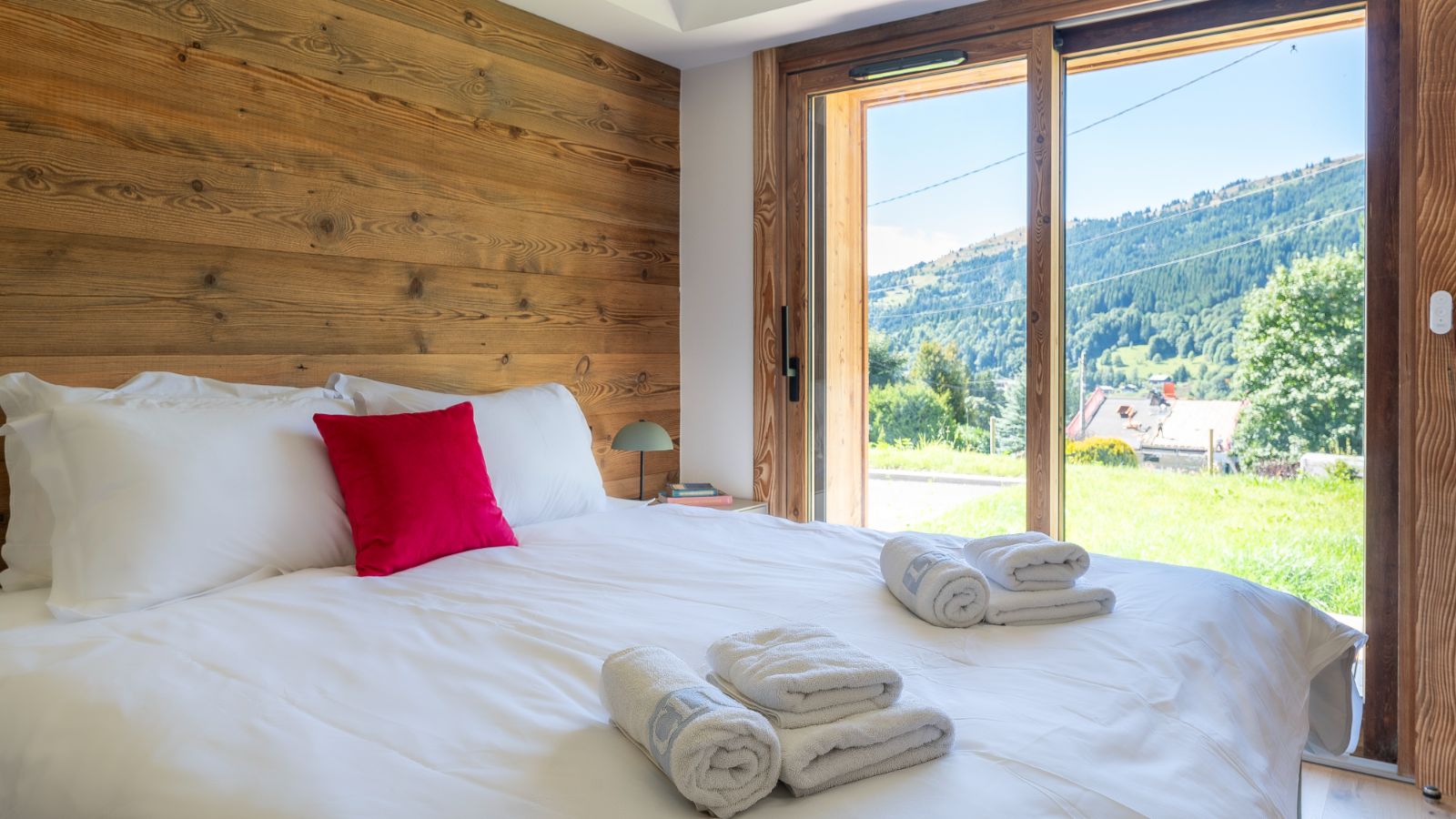 Luxury-Ski-Chalet-Les-Gets-Chalet-Magnolia-Oxford-Ski-Bedoom (19).jpg