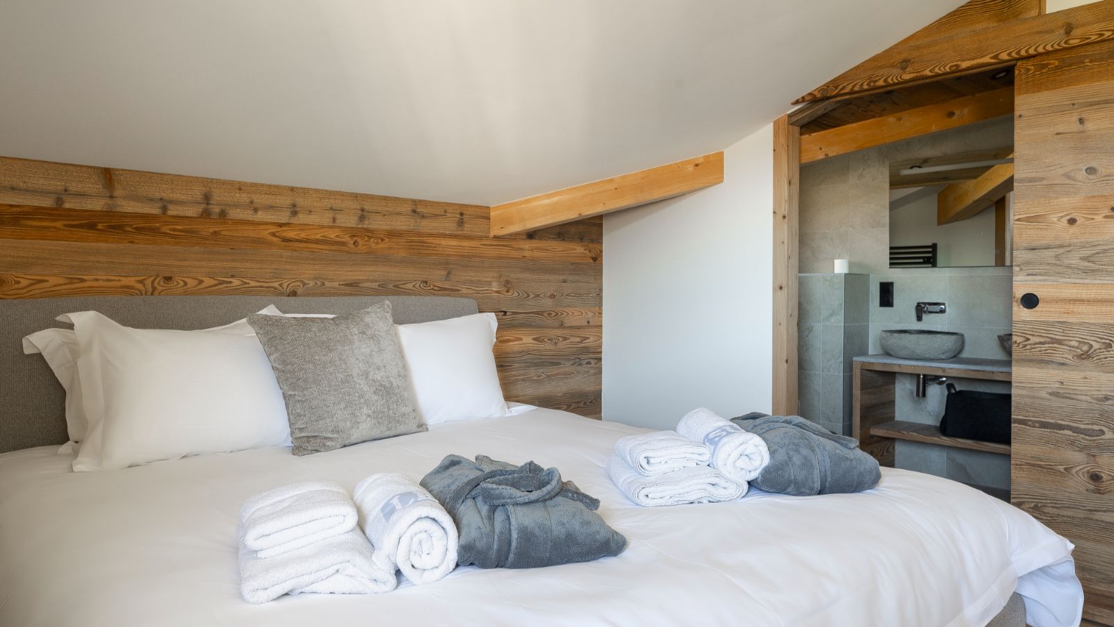 Luxury-Ski-Chalet-Les-Gets-Chalet-Magnolia-Oxford-Ski-Bedoom (26).jpg