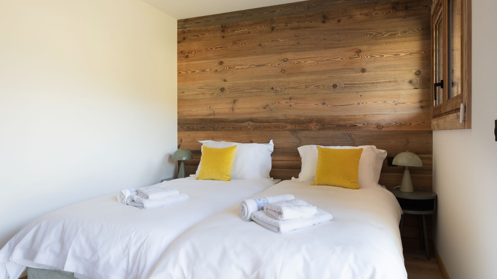 Luxury-Ski-Chalet-Les-Gets-Chalet-Magnolia-Oxford-Ski-Bedoom (37).jpg