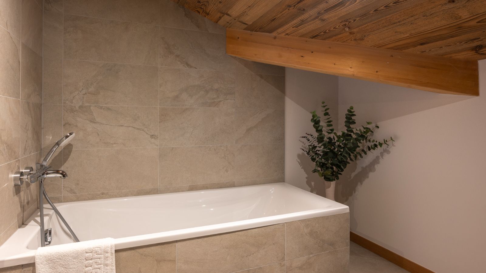 Luxury-Ski-Chalet-Les-Gets-Chalet-Magnolia-Oxford-Ski-Bathroom2.jpg