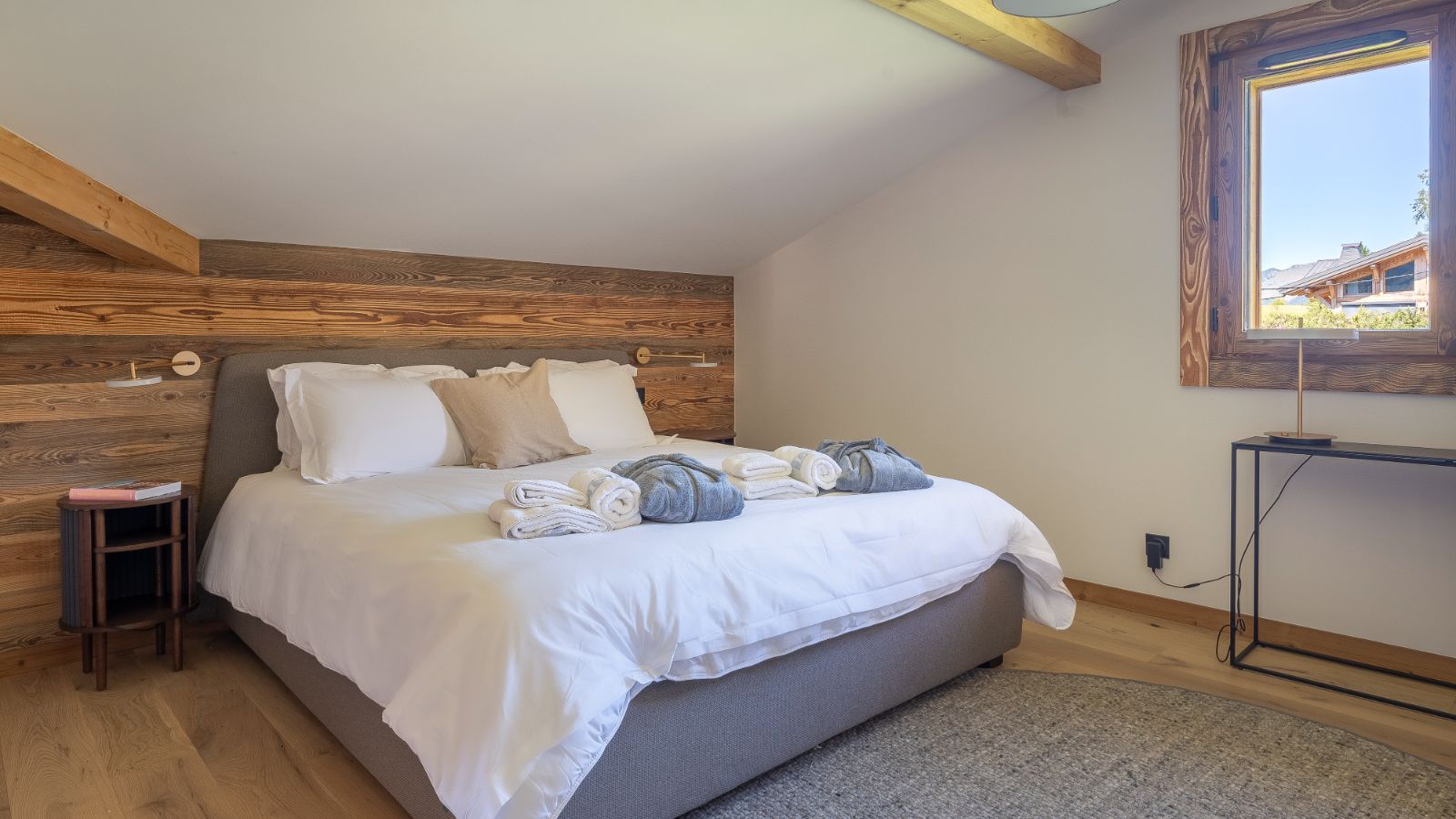 Luxury-Ski-Chalet-Les-Gets-Chalet-Magnolia-Oxford-Ski-Bedoom (16).jpg