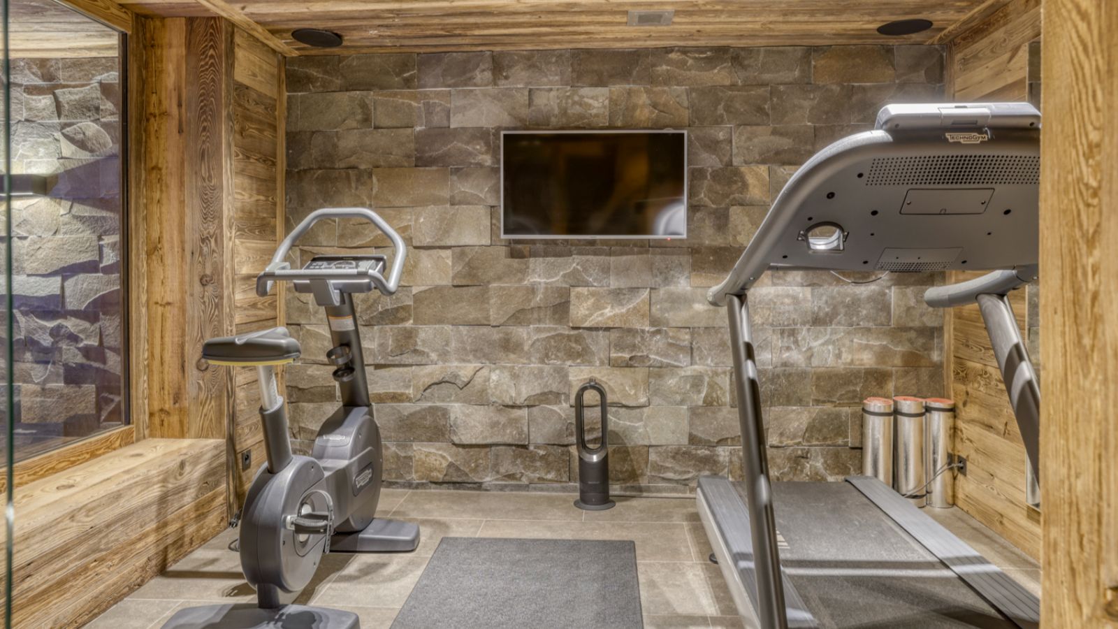 Luxury-Ski-Chalet-Megeve- ChaletL'Échappée-d'Arbois-Oxford-Ski-Company-Bar (3).jpg