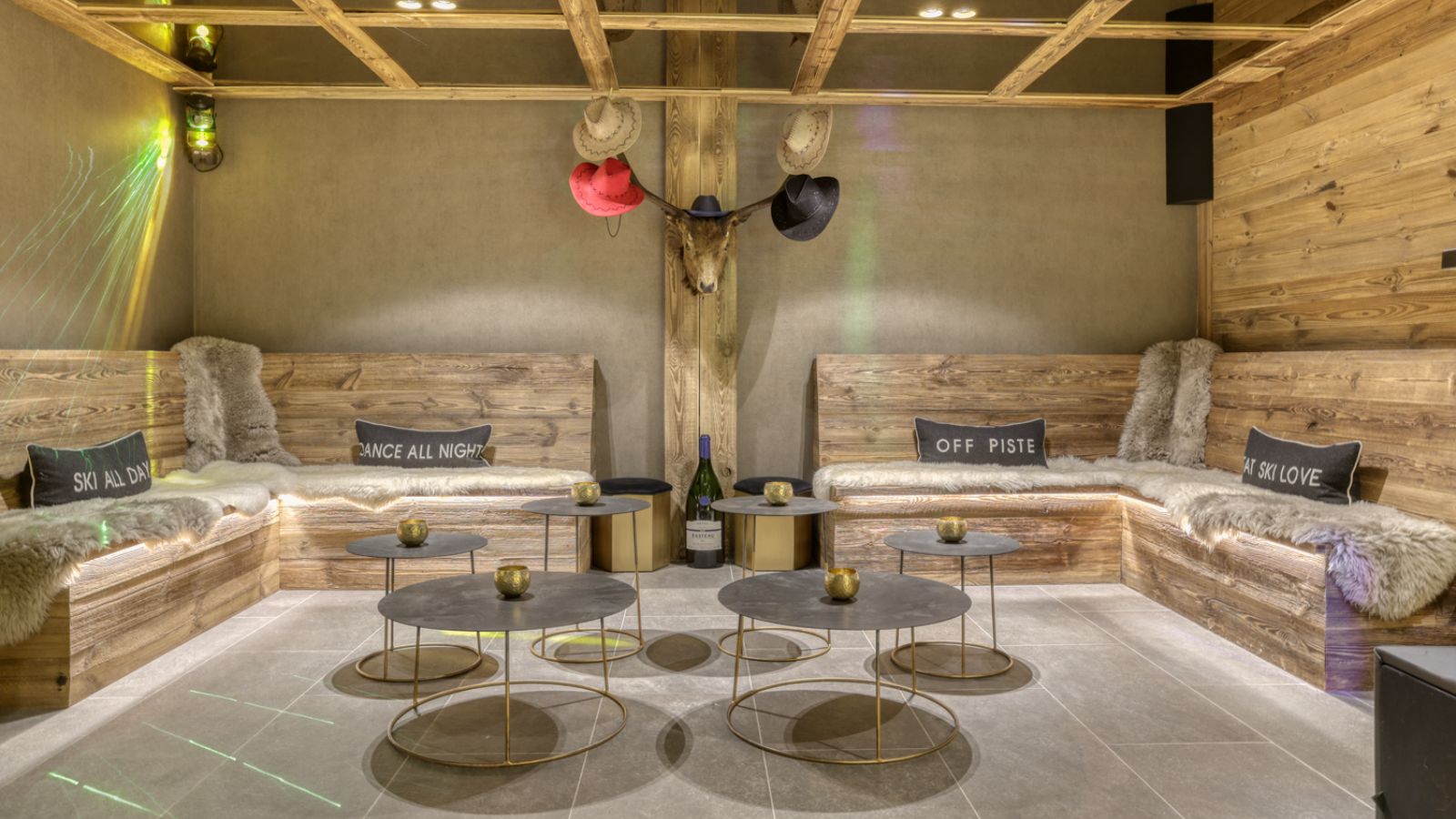 Luxury-Ski-Chalet-Megeve- ChaletL'Échappée-d'Arbois-Oxford-Ski-Company-bar (5).jpg