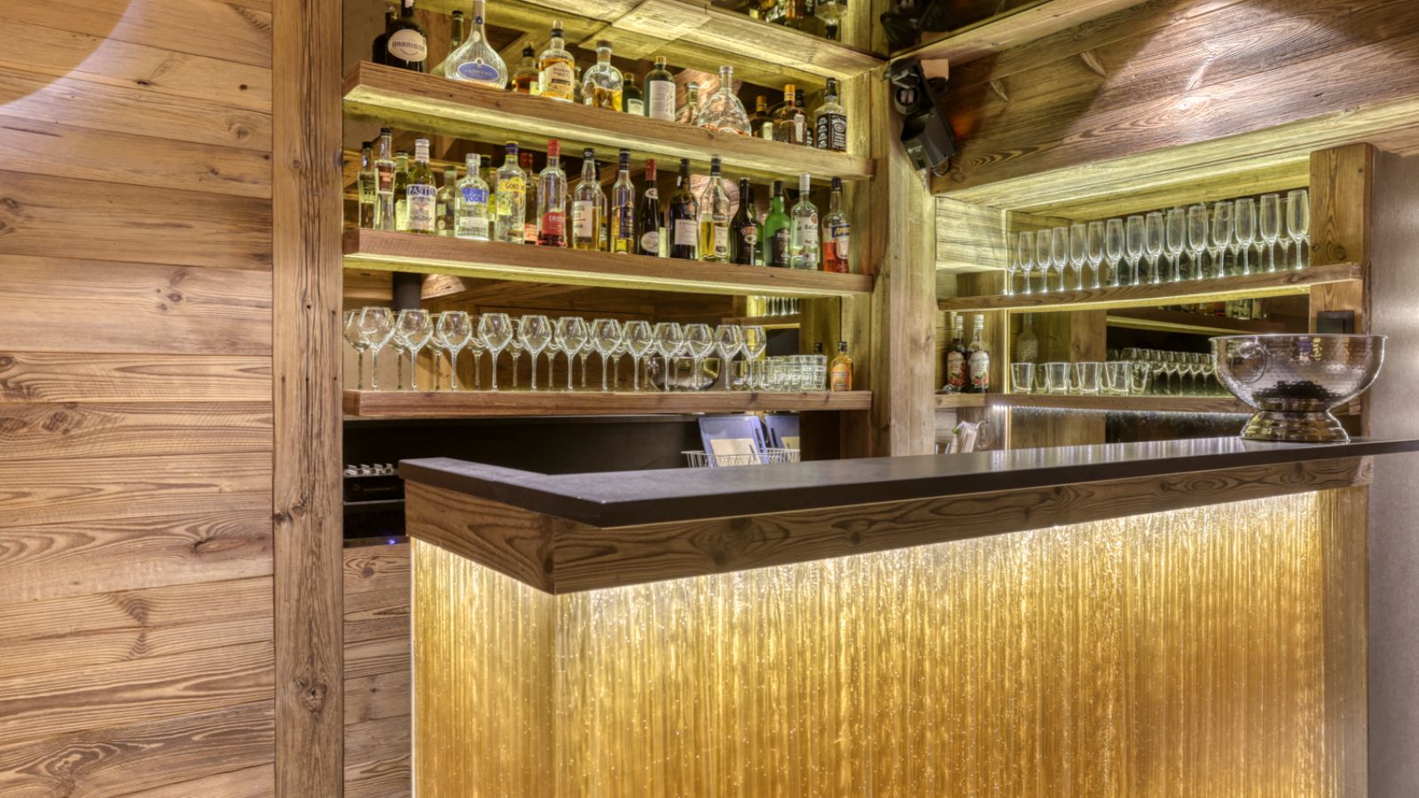 Luxury-Ski-Chalet-Megeve- ChaletL'Échappée-d'Arbois-Oxford-Ski-Company-Bar (6).jpg