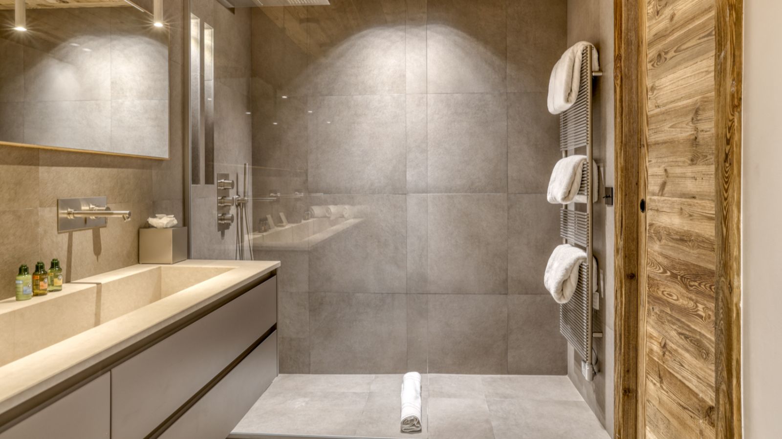 Luxury-Ski-Chalet-Megeve- ChaletL'Échappée-d'Arbois-Oxford-Ski-CompanyBathroom.jpg