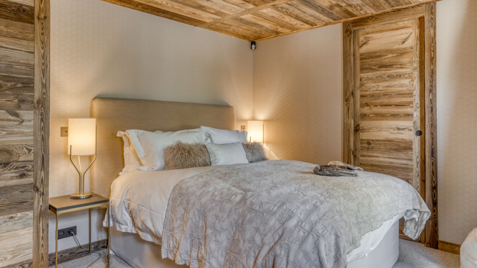 Luxury-Ski-Chalet-Megeve- ChaletL'Échappée-d'Arbois-Oxford-Ski-Company-Bedroom (2).jpg