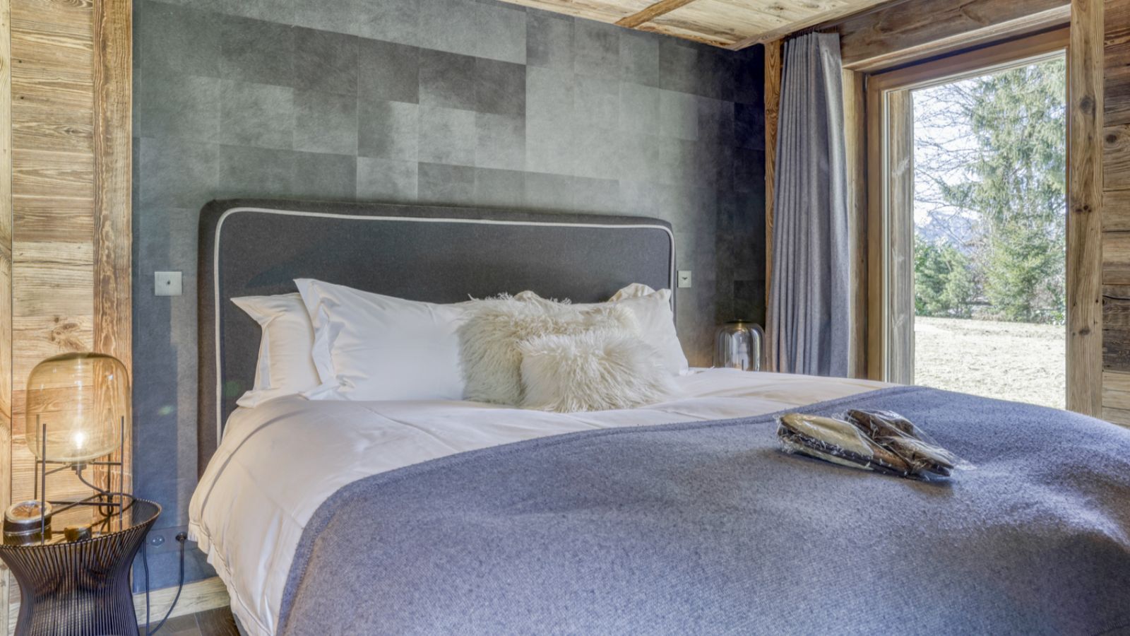 Luxury-Ski-Chalet-Megeve- ChaletL'Échappée-d'Arbois-Oxford-Ski-Company-Bedroom (4).jpg