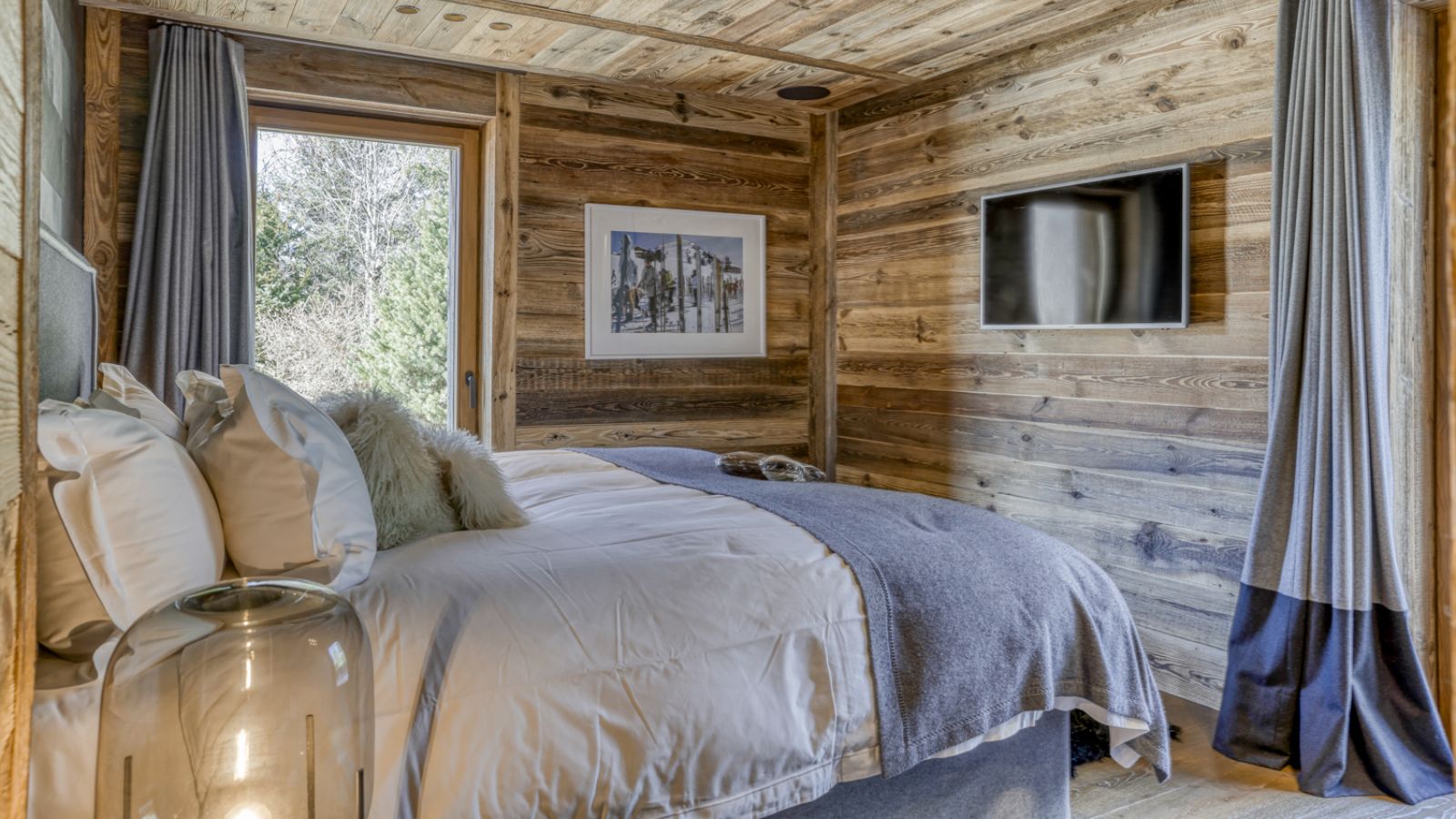 Luxury-Ski-Chalet-Megeve- ChaletL'Échappée-d'Arbois-Oxford-Ski-Company-bedroom (6).jpg