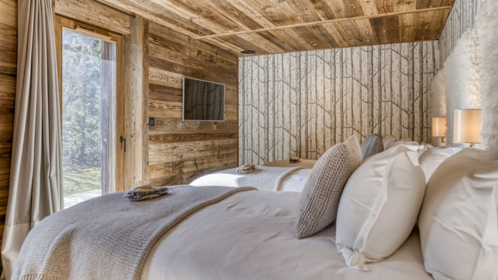 Luxury-Ski-Chalet-Megeve- ChaletL'Échappée-d'Arbois-Oxford-Ski-Company-Bedroom (7).jpg