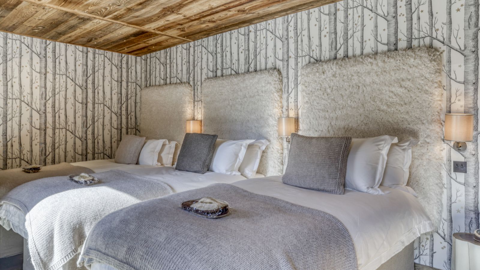 Luxury-Ski-Chalet-Megeve- ChaletL'Échappée-d'Arbois-Oxford-Ski-Company-Bedroom (8).jpg