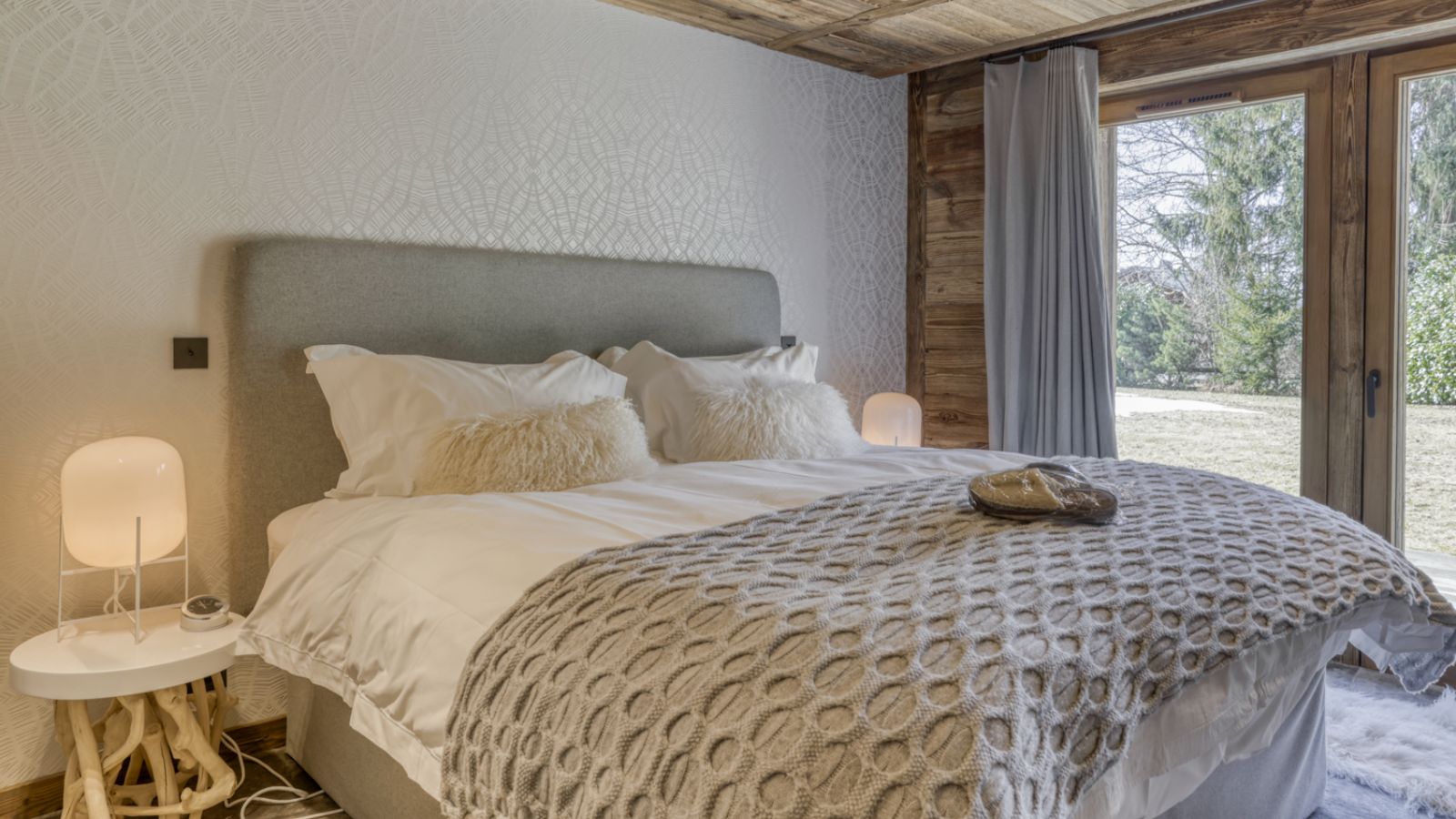 Luxury-Ski-Chalet-Megeve- ChaletL'Échappée-d'Arbois-Oxford-Ski-Company-Bedroom (10).jpg