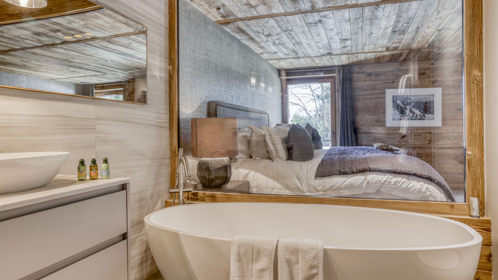 Luxury-Ski-Chalet-Megeve- ChaletL'Échappée-d'Arbois-Oxford-Ski-Company-Bedroom (12).jpg