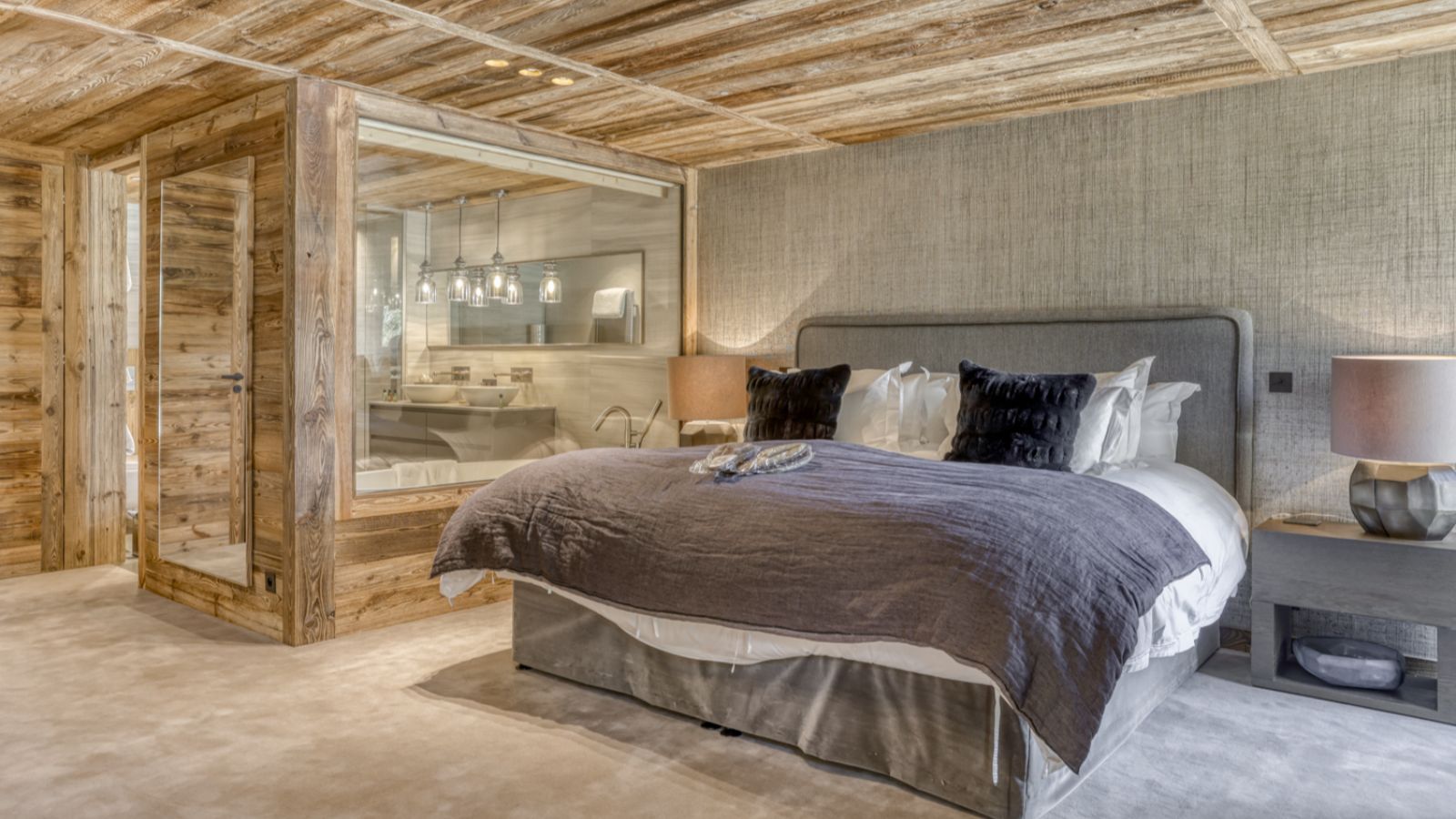 Luxury-Ski-Chalet-Megeve- ChaletL'Échappée-d'Arbois-Oxford-Ski-Company-Bedroom (13).jpg