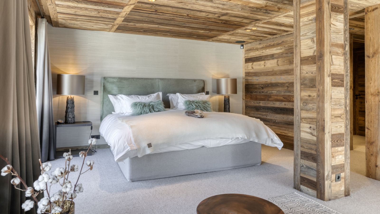 Luxury-Ski-Chalet-Megeve- ChaletL'Échappée-d'Arbois-Oxford-Ski-Company-Bedroom (14).jpg