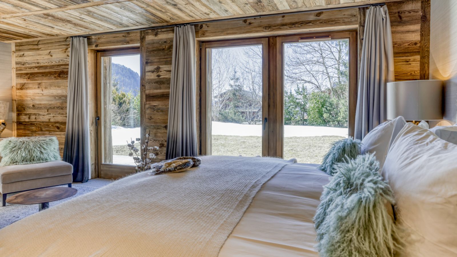 Luxury-Ski-Chalet-Megeve- ChaletL'Échappée-d'Arbois-Oxford-Ski-Company-Bedroom (15).jpg