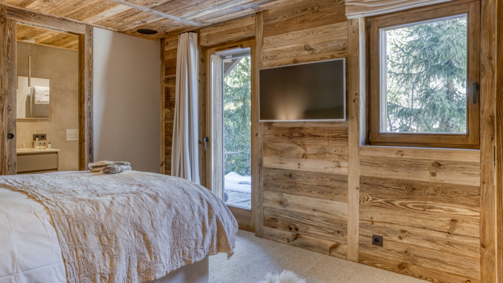 Luxury-Ski-Chalet-Megeve- ChaletL'Échappée-d'Arbois-Oxford-Ski-CompanyBedroom.jpg