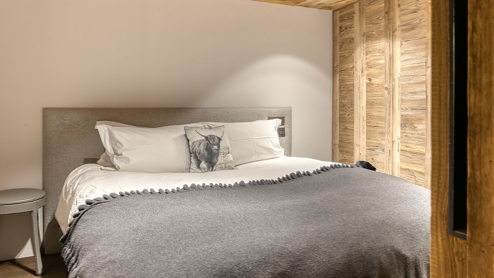 Luxury-Ski-Chalet-Megeve- ChaletL'Échappée-d'Arbois-Oxford-Ski-Company-Bedroom.jpg