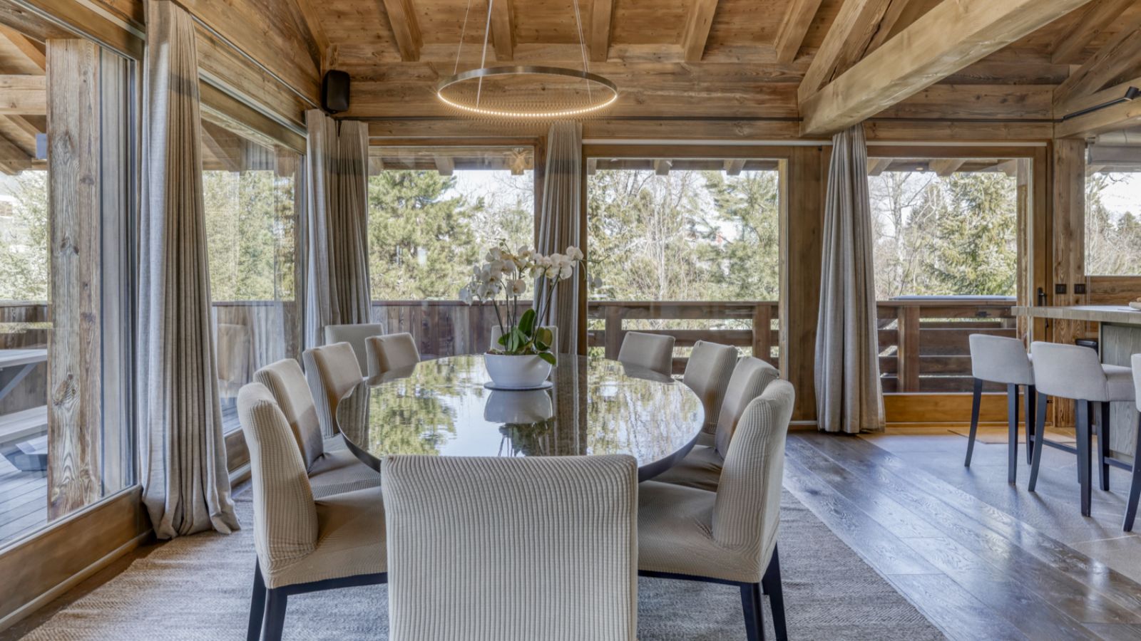 Luxury-Ski-Chalet-Megeve- ChaletL'Échappée-d'Arbois-Oxford-Ski-Company-Dining.jpg