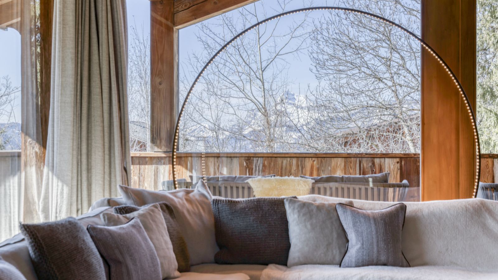 Luxury-Ski-Chalet-Megeve- ChaletL'Échappée-d'Arbois-Oxford-Ski-Company-Lounge (4).jpg