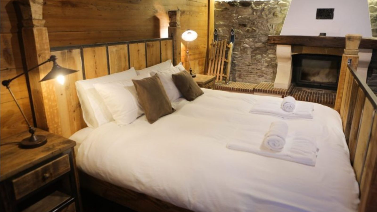 Luxury-Ski-Chalet-Chamonix-Marmotte-Mountain-Manor-Oxford-Ski-Bedroom (1).jpg