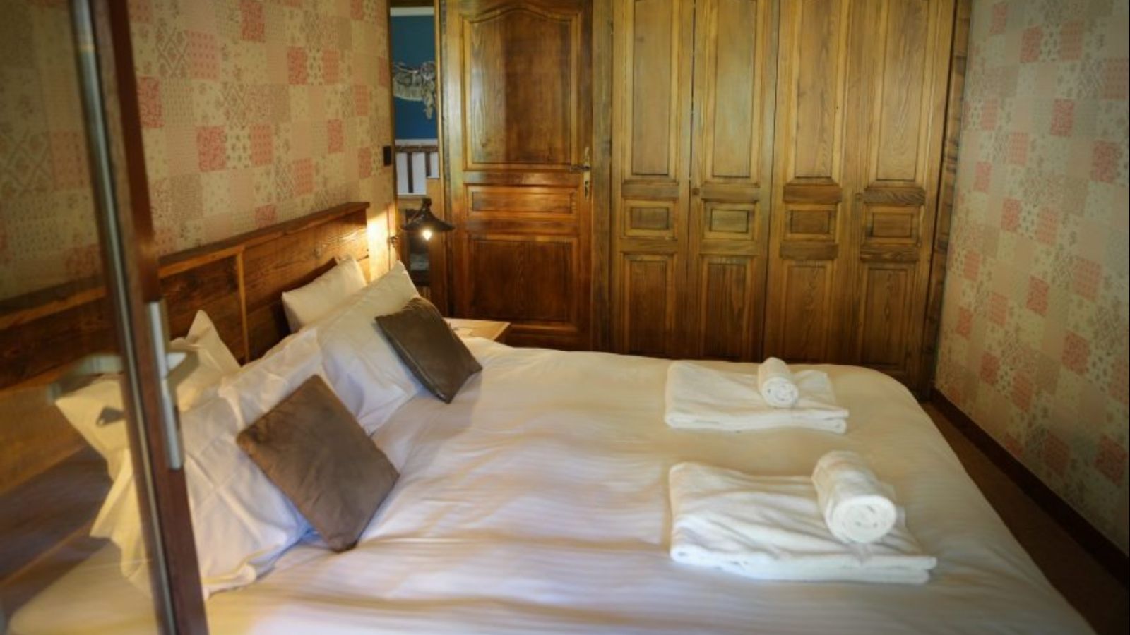 Luxury-Ski-Chalet-Chamonix-Marmotte-Mountain-Manor-Oxford-Ski-Bedroom (5).jpg