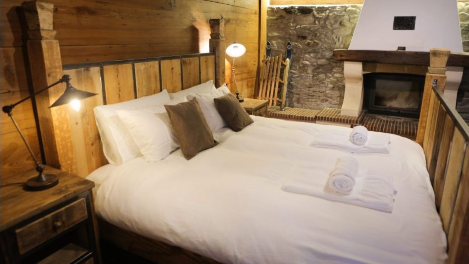 Luxury-Ski-Chalet-Chamonix-Marmotte-Mountain-Manor-Oxford-Ski-Bedroom (10).jpg