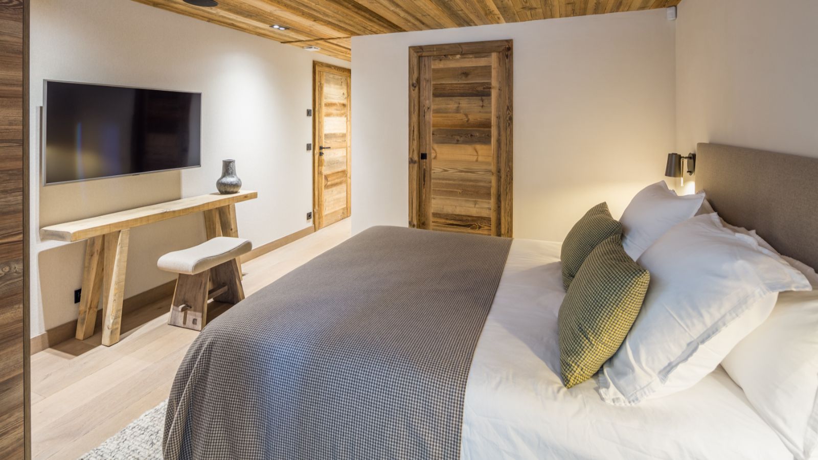 Luxury-Ski-Chalet-Megeve-Chalet-Karve-Oxford-Ski-Company-Bedroom (3).jpg