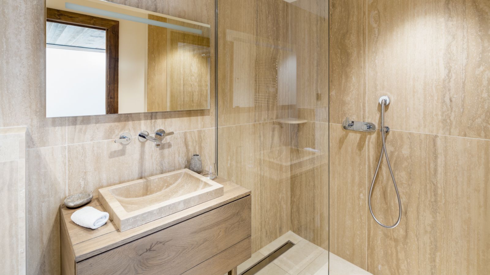 Luxury-Ski-Chalet-Megeve-Chalet-Karve-Oxford-Ski-Company-Bedroom (4).jpg