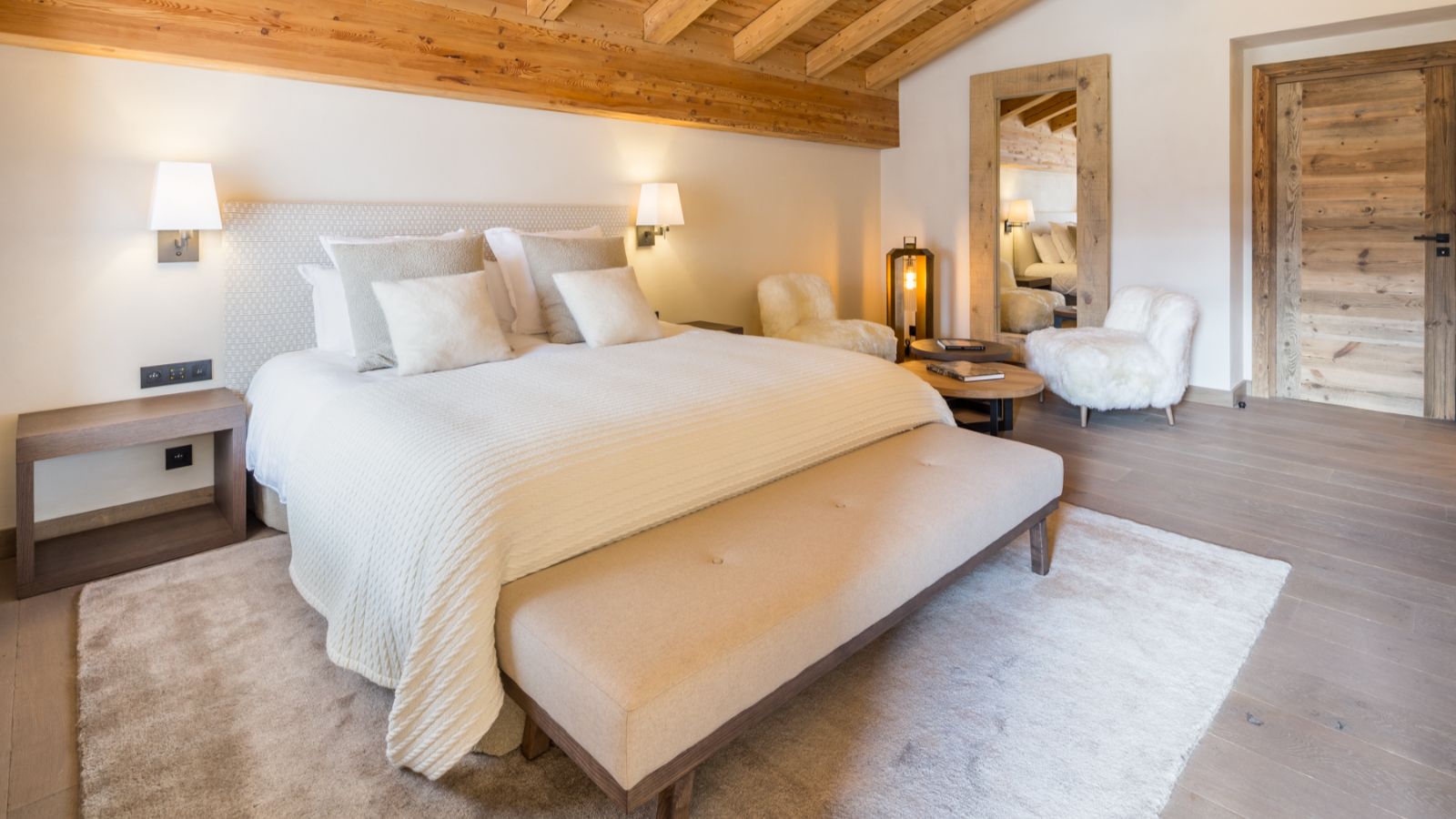 Luxury-Ski-Chalet-Megeve-Chalet-Karve-Oxford-Ski-Company-Bedroom (6).jpg