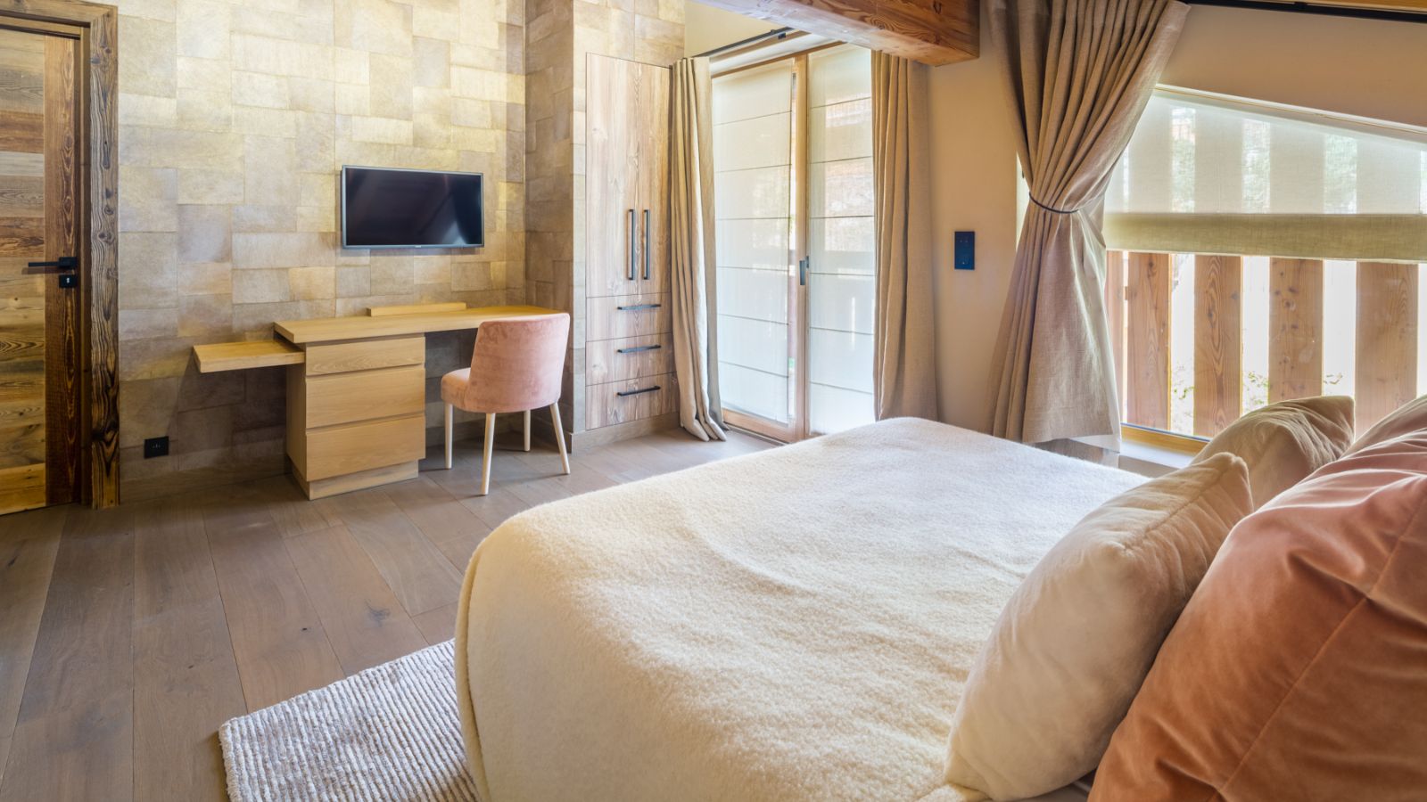 Luxury-Ski-Chalet-Megeve-Chalet-Karve-Oxford-Ski-Company-Bedroom (7).jpg