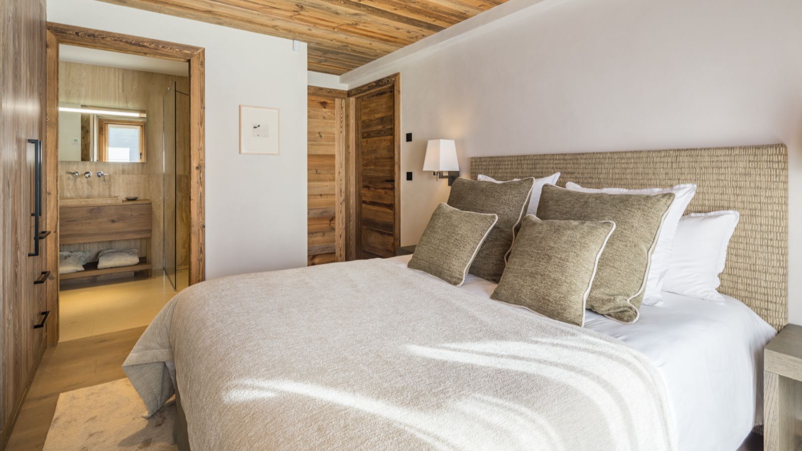 Luxury-Ski-Chalet-Megeve-Chalet-Karve-Oxford-Ski-Company-Bedroom.jpg