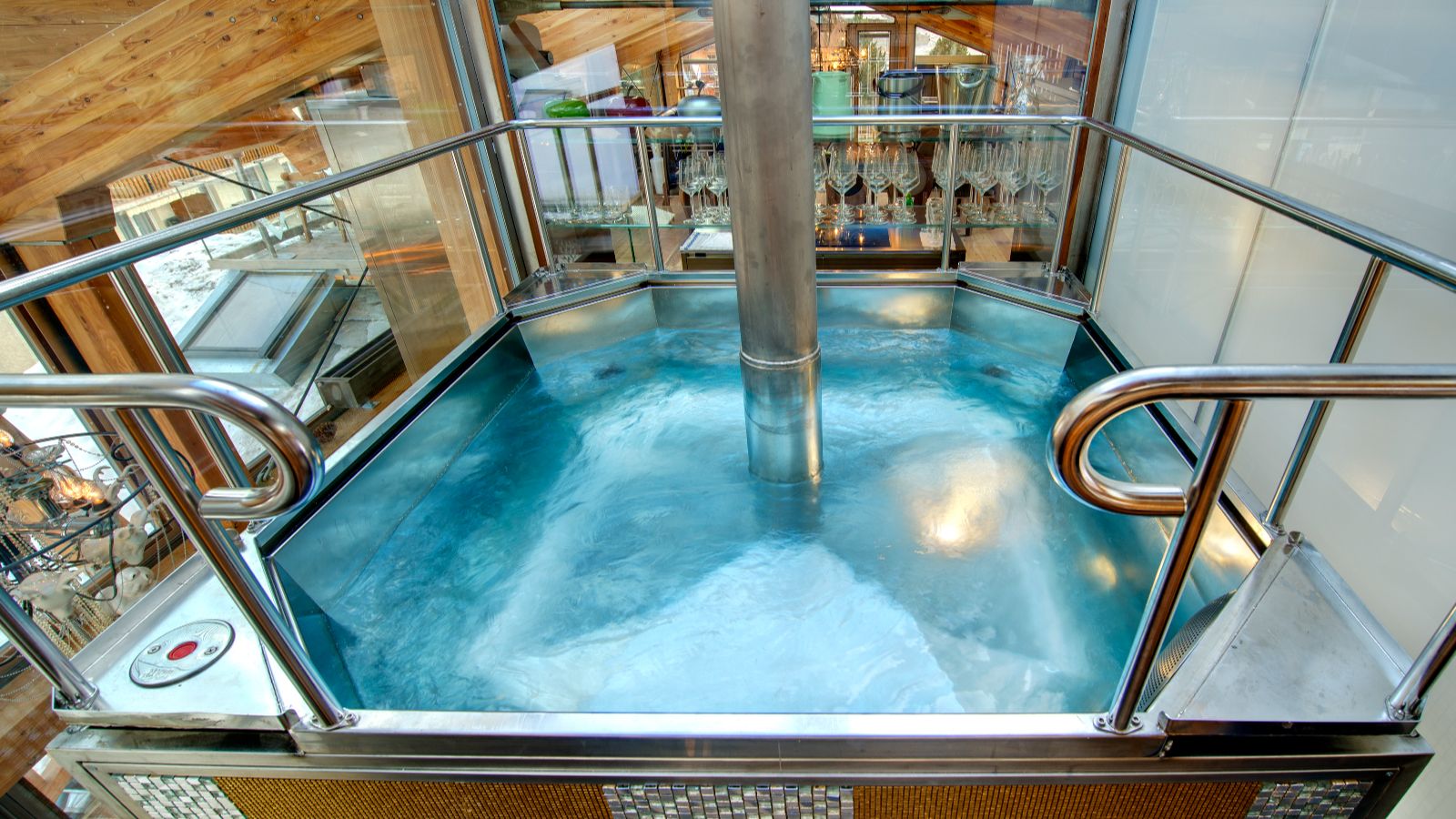 Luxury-Ski-Chalet Backstage-Zermatt-Oxford-ski-Company-Jacuzzi.jpg