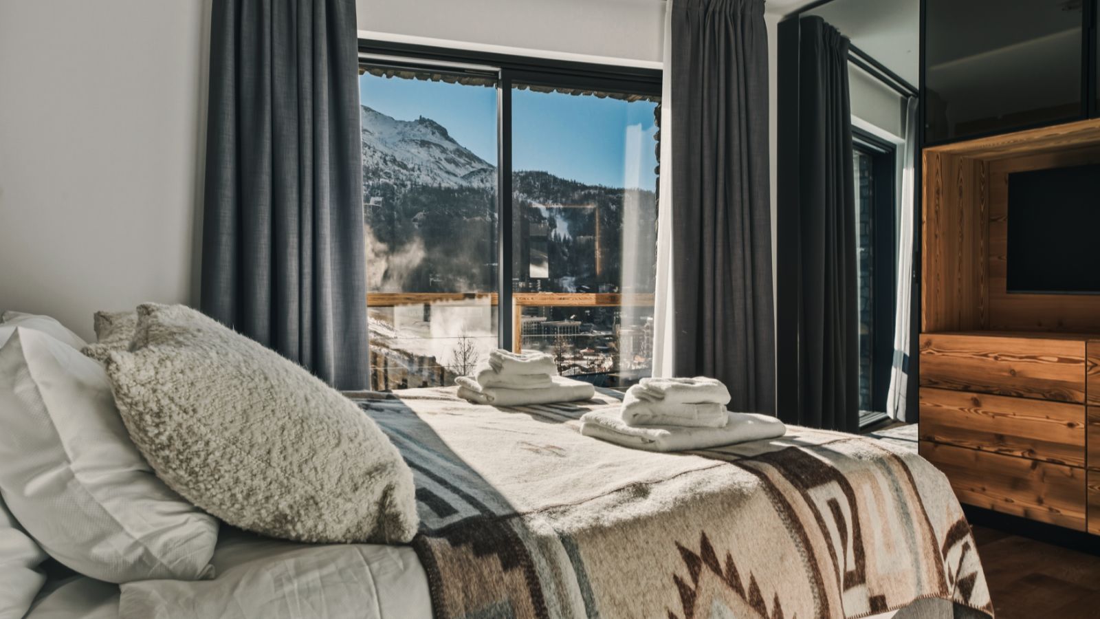Luxury-Ski-Chalet-Chalet Breithorn -Oxford-Ski-Company-Bedroom (2).jpg