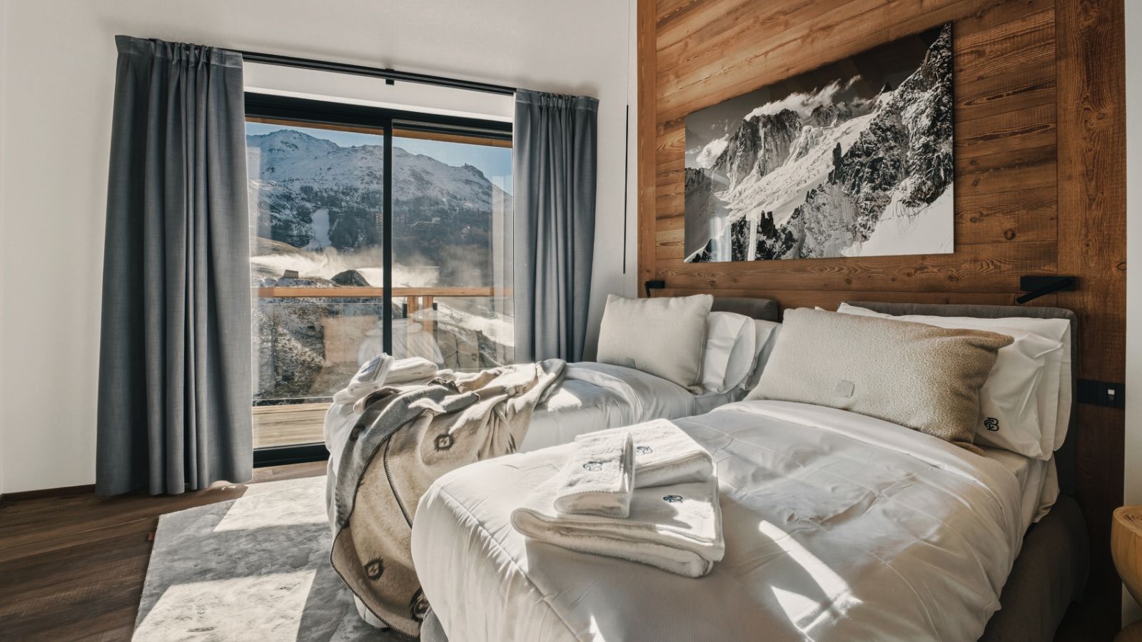 Luxury-Ski-Chalet-Chalet Breithorn -Oxford-Ski-Company-Bedroom (3).jpg