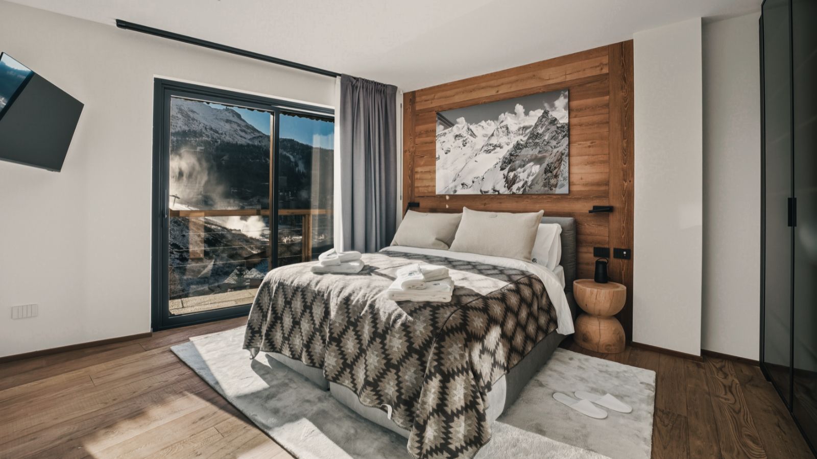 Luxury-Ski-Chalet-Chalet Breithorn -Oxford-Ski-Company-Bedroom.jpg
