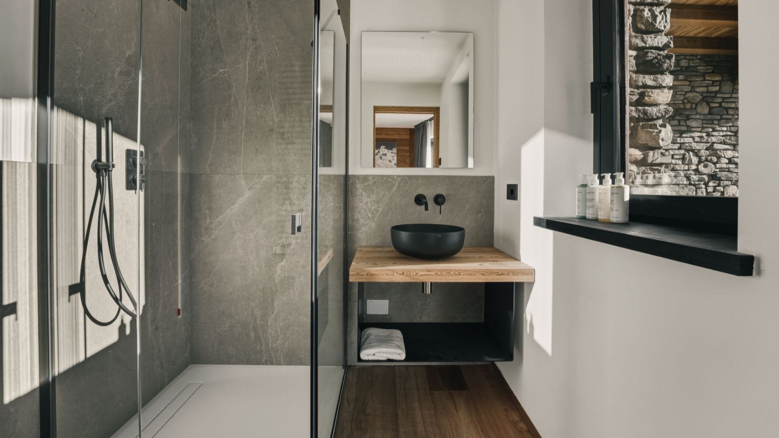 Luxury-Ski-Chalet-Chalet Breithorn -Oxford-Ski-Company-Bathroom.jpg