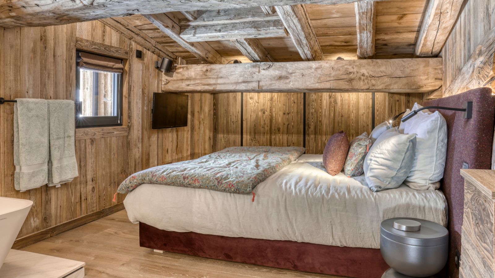 Luxury-Ski-Chalet-Eternel-Megeve-Oxford-Ski-Company-Bedroom (4).jpg