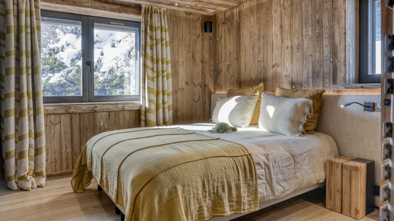 Luxury-Ski-Chalet-Eternel-Megeve-Oxford-Ski-Company-Bedroom (5).jpg