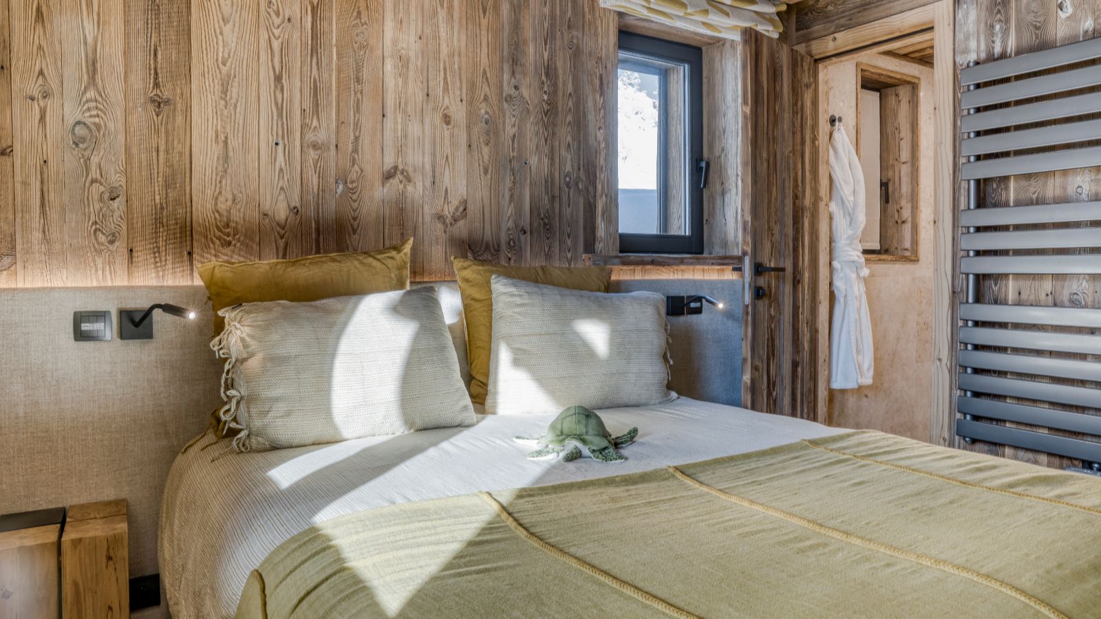Luxury-Ski-Chalet-Eternel-Megeve-Oxford-Ski-Company-Bedroom (6).jpg